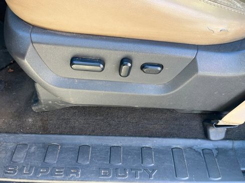 Used 2011 Ford F350 Lariat w/ Lariat Interior Pkg image 16