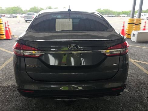Used 2018 Ford Fusion SE w/ Fusion SE Technology Package FWD image 5