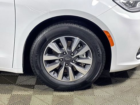 Used 2023 Chrysler Pacifica Touring-L FWD image 21