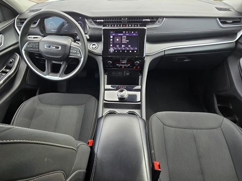 Used 2024 Jeep Grand Cherokee Laredo AWD/4WD image 18