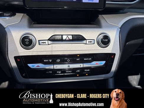 Used 2022 Ford Explorer XLT w/ Equipment Group 202A AWD/4WD image 28