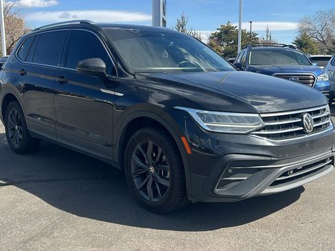 Used 2022 Volkswagen Tiguan SE w/ Panoramic Sunroof Package image 3