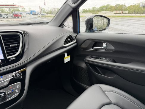 New 2026 Chrysler Pacifica Select image 27