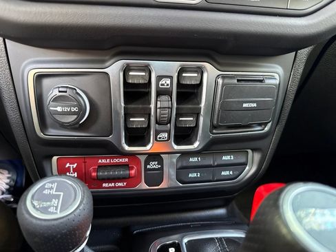 Used 2025 Jeep Gladiator Mojave w/ Convenience Group AWD/4WD image 71