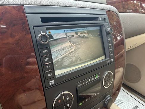Used 2010 Chevrolet Suburban LTZ RWD image 16