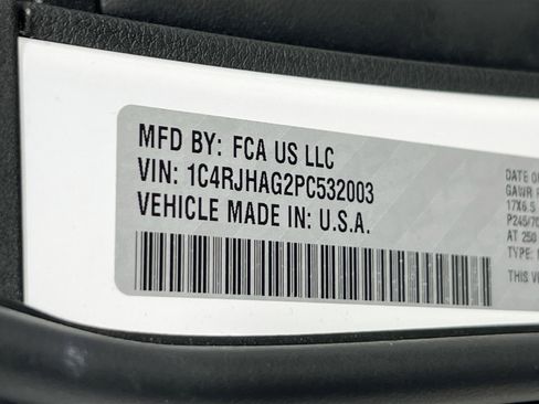 Used 2023 Jeep Grand Cherokee Laredo AWD/4WD image 29
