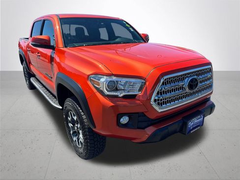 Used 2017 Toyota Tacoma TRD Off-Road w/ Tow Package (A/T) AWD/4WD image 5