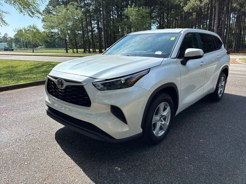 Used 2023 Toyota Highlander L FWD image 7