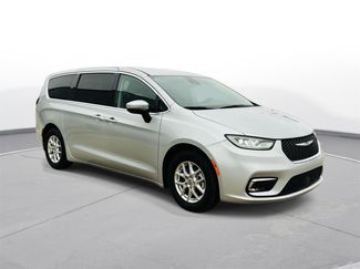 Used 2023 Chrysler Pacifica Touring-L video 2