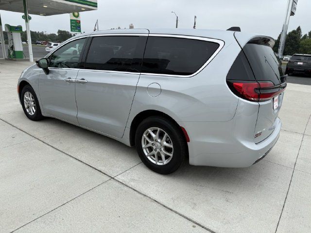 Used 2026 Chrysler Pacifica Select FWD image 5