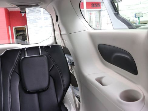 Used 2024 Chrysler Pacifica Touring-L FWD image 27