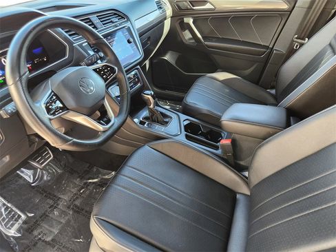 Used 2022 Volkswagen Tiguan SE R-Line image 6