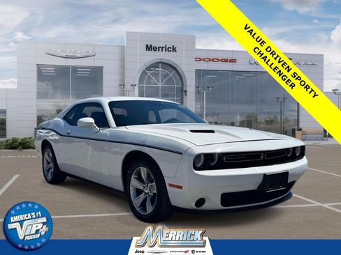 Used 2016 Dodge Challenger SXT RWD image 1