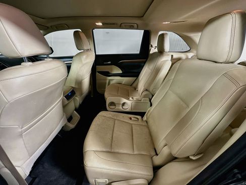 Used 2018 Toyota Highlander Limited Platinum FWD image 29