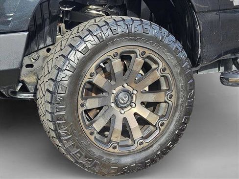 Used 2018 Nissan Titan SV w/ SV Convenience Package image 19