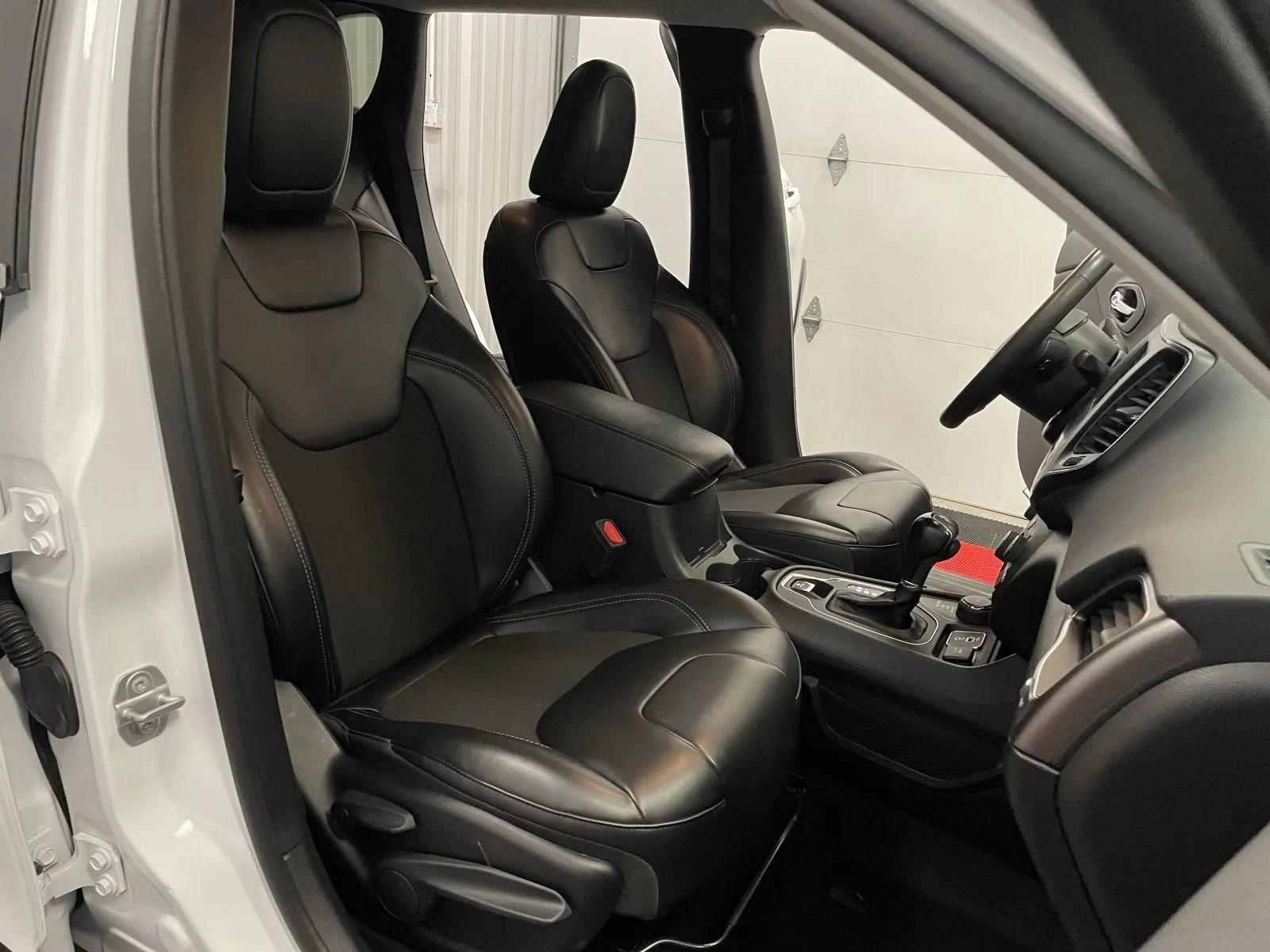 Used 2021 Jeep Cherokee Latitude Plus AWD/4WD image 44