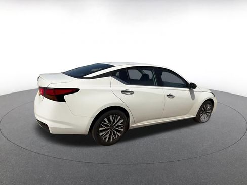 Used 2025 Nissan Altima 2.5 SV FWD image 15
