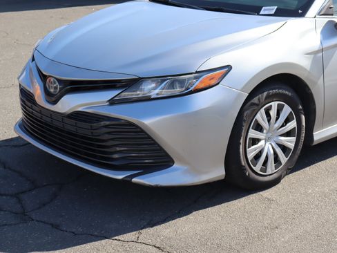 Used 2018 Toyota Camry LE image 6