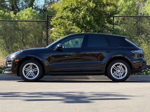 Certified 2024 Porsche Macan AWD/4WD image 2