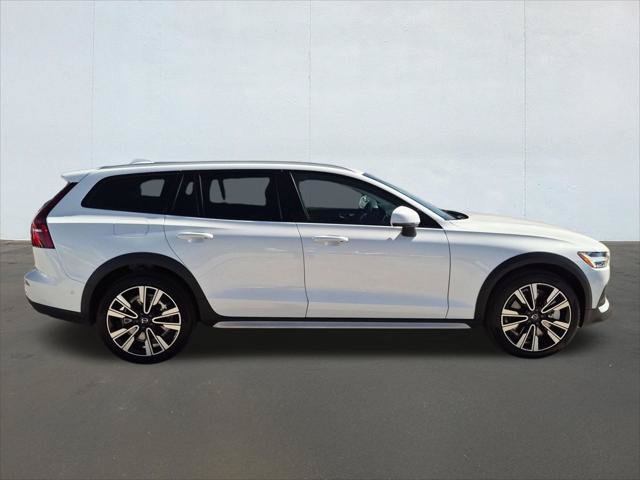 Certified 2025 Volvo V60 B5 Cross Country Ultra AWD/4WD image 4