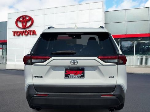 Used 2019 Toyota RAV4 XLE Premium FWD image 5