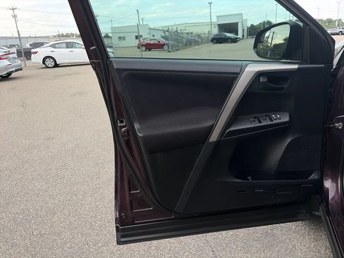 Used 2018 Toyota RAV4 LE FWD image 18
