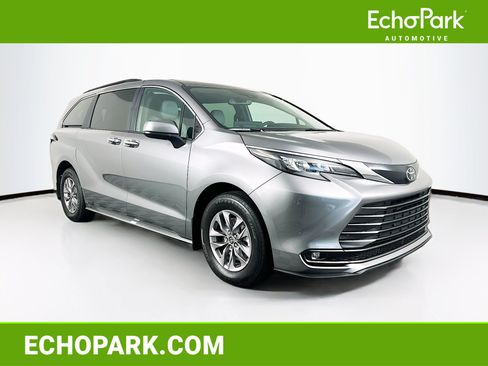 Used 2026 Toyota Sienna XLE FWD image 1
