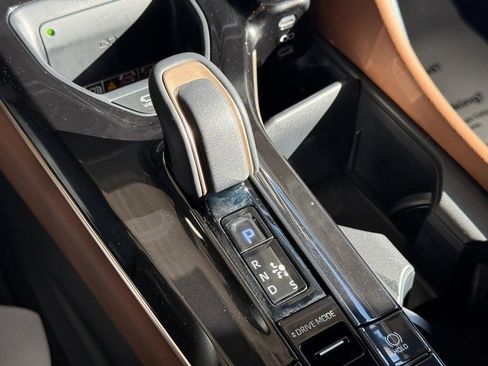 Used 2026 Toyota Crown Signia Limited w/ Advanced Technology Package image 24