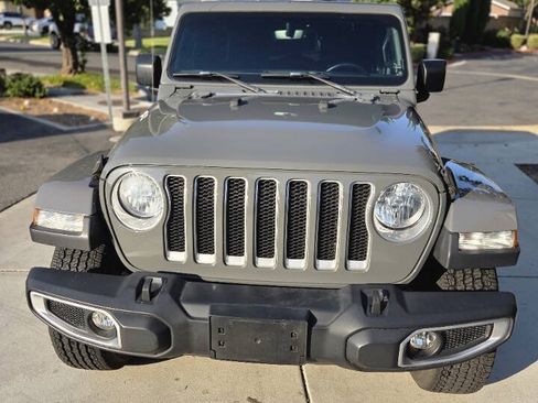 Used 2018 Jeep Wrangler Unlimited Sahara AWD/4WD image 4