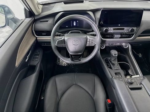 Used 2025 Toyota Grand Highlander AWD image 23