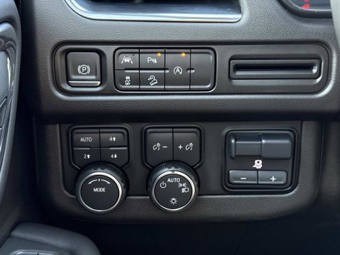 Used 2023 Chevrolet Suburban Z71 image 12