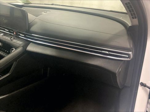 Used 2025 Hyundai Elantra SEL image 13