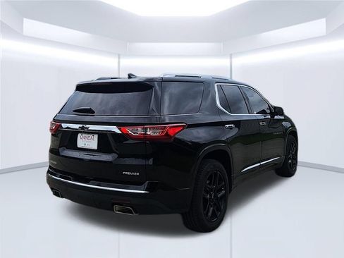Used 2021 Chevrolet Traverse Premier w/ LPO, Black Accent Package FWD image 5