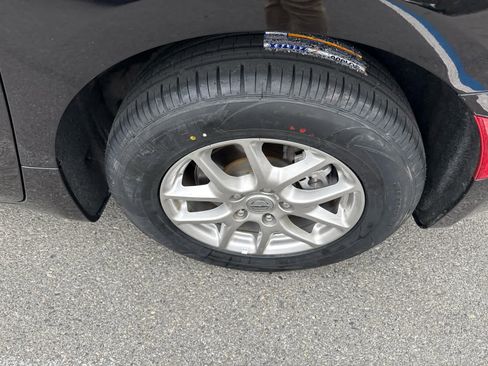 Used 2024 Chrysler Pacifica Touring-L image 5