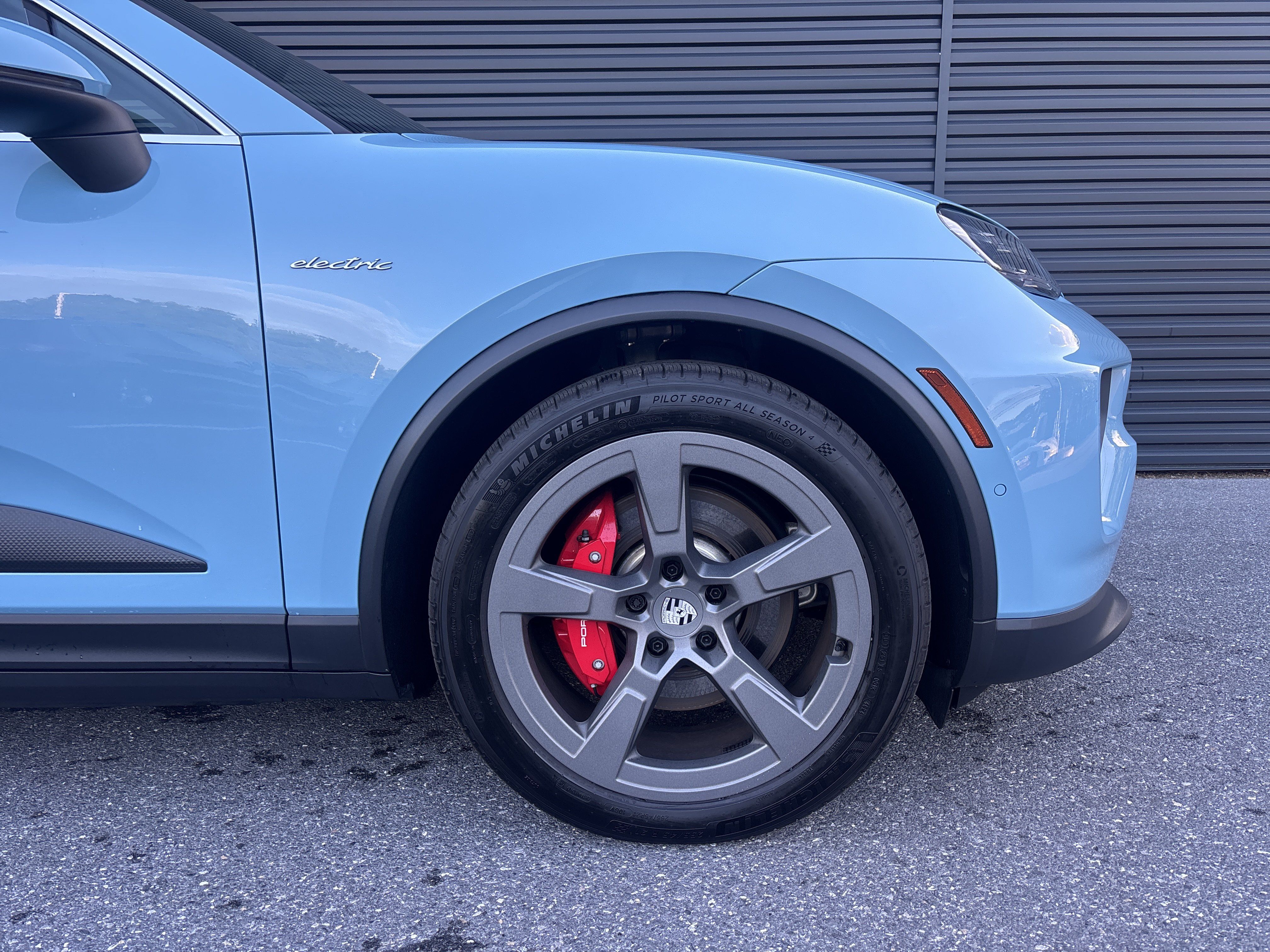 Certified 2025 Porsche Macan 4S Electric AWD/4WD image 8