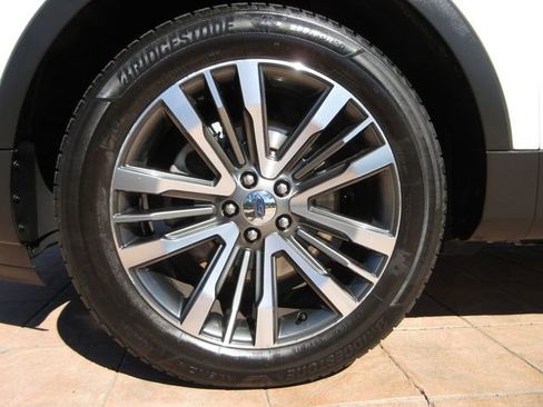 Used 2016 Ford Explorer Platinum image 8