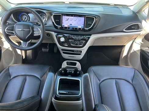 Used 2024 Chrysler Pacifica Touring-L FWD image 16
