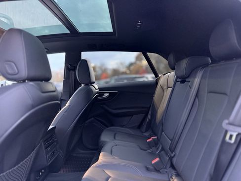 Used 2025 Audi Q8 Premium image 23