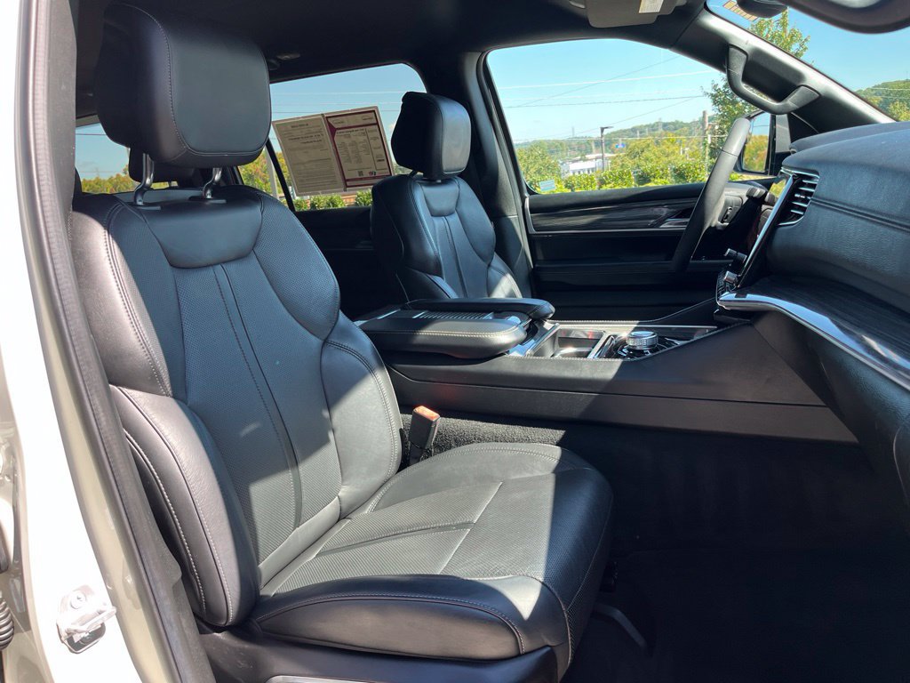 Used 2022 Jeep Wagoneer Series II RWD image 29