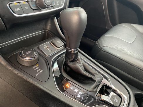 Used 2019 Jeep Cherokee Limited AWD/4WD image 27