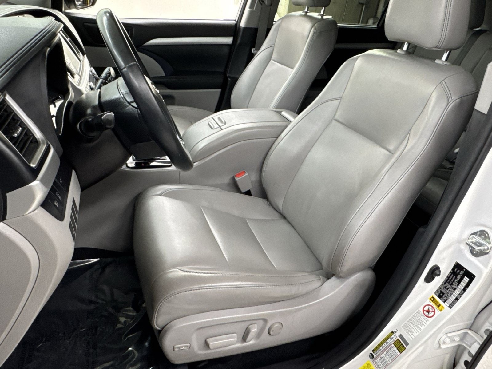 Used 2018 Toyota Highlander XLE AWD/4WD image 14