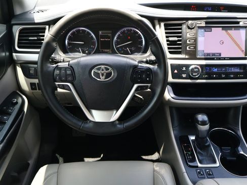 Used 2019 Toyota Highlander XLE FWD image 8