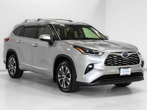 Used 2021 Toyota Highlander XLE AWD/4WD image 6