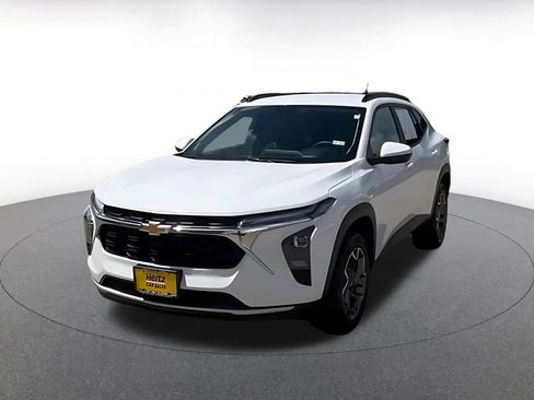 Used 2025 Chevrolet Trax LT FWD image 6