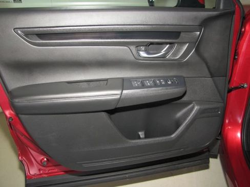 Used 2025 Honda CR-V EX image 9