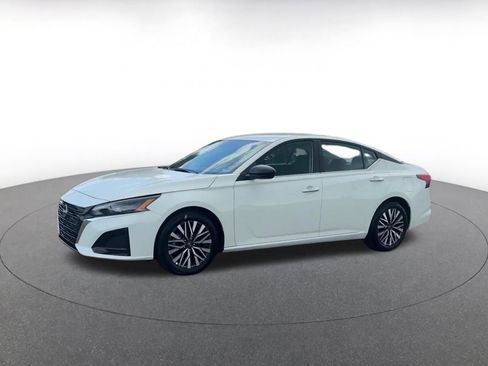 Used 2025 Nissan Altima 2.5 SV FWD image 8