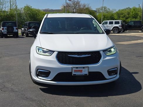 Certified 2024 Chrysler Pacifica Touring-L FWD image 5