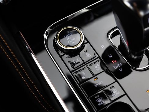 Used 2025 Bentley Flying Spur Plug-In Hybrid image 29