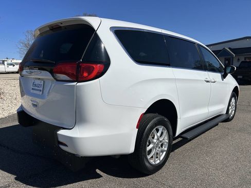 Used 2022 Chrysler Voyager LX image 14