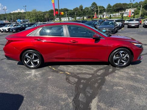 Used 2023 Hyundai Elantra Limited w/ Preferred Accessory Package FWD image 4